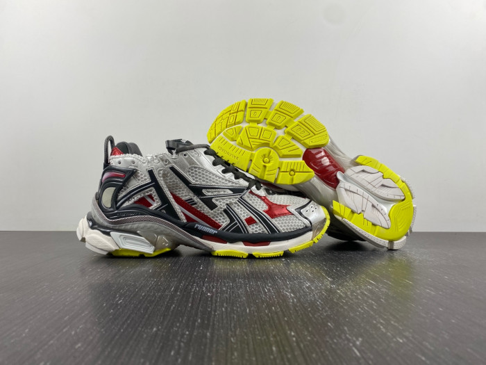 blcg runner sneaker 677403-w3rb6-9167