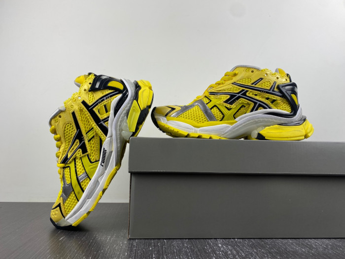 blcg runner sneaker 677402-w2rd3-0510