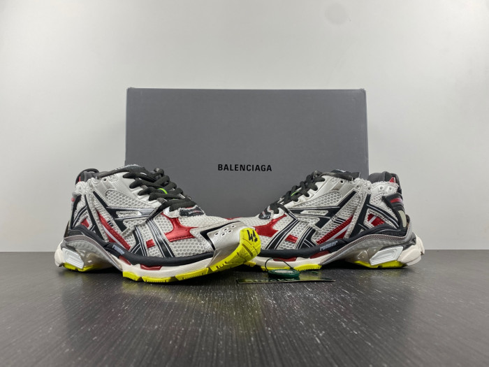 blcg runner sneaker 677403-w3rb6-9167