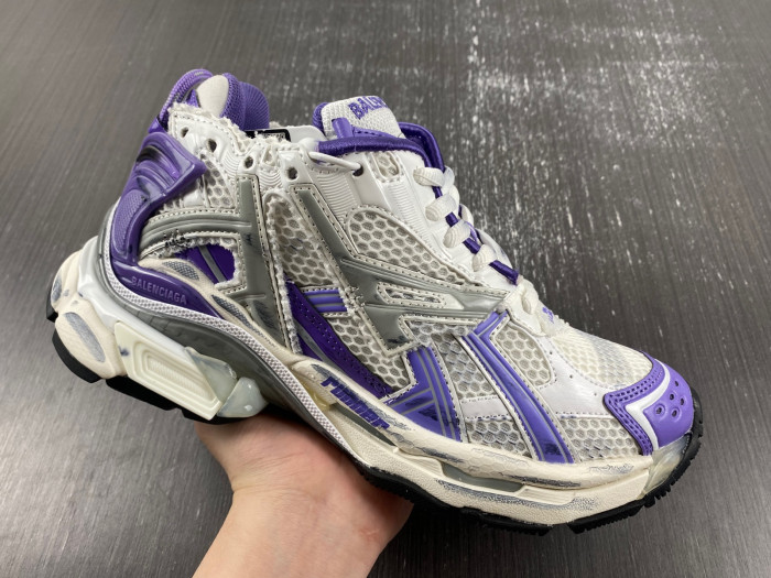 blcg runner sneaker 677402-w3rb3-5901