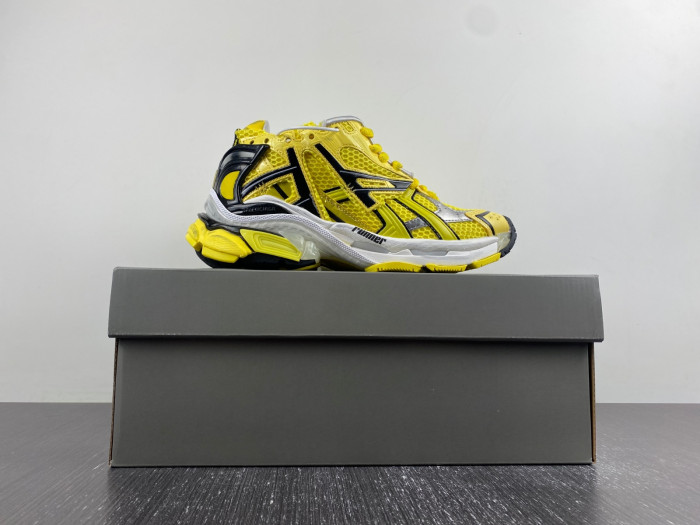 blcg runner sneaker 677402-w2rd3-0510