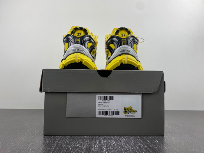 blcg runner sneaker 677402-w2rd3-0510