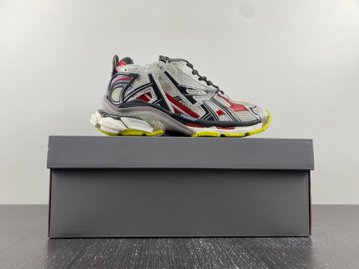 blcg runner sneaker 677403-w3rb6-9167