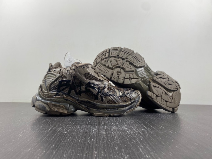 blcg runner sneaker 677403-w3rbq-2010