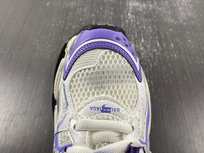 blcg runner sneaker 677402-w3rb3-5901