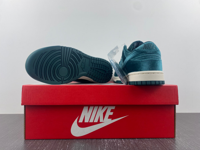 nike dunk low green velvet (w) - dz5224-300
