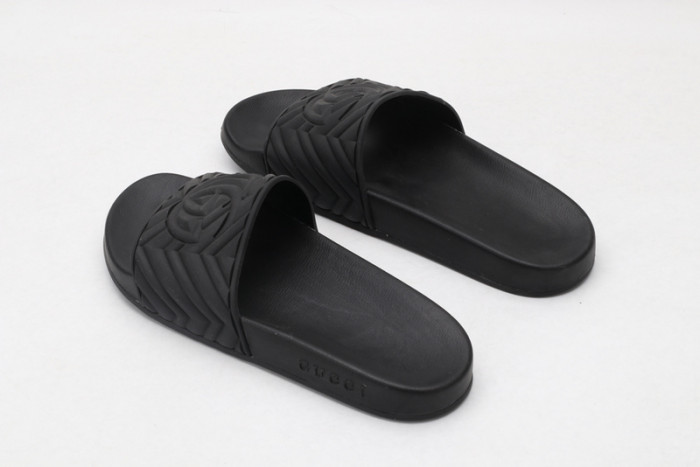 G*u*i slippers all black