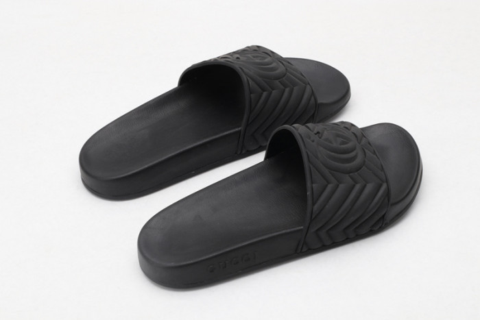 G*u*i slippers all black