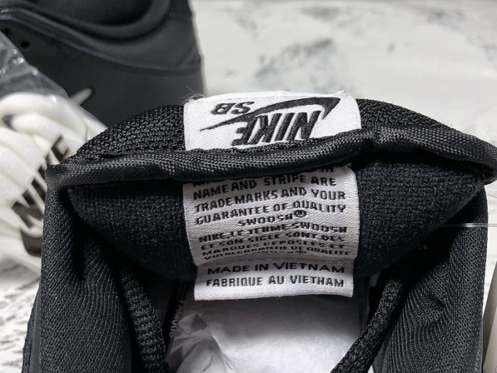 Supreme x Nike SB Dunk Low Silver Black CK3480-001