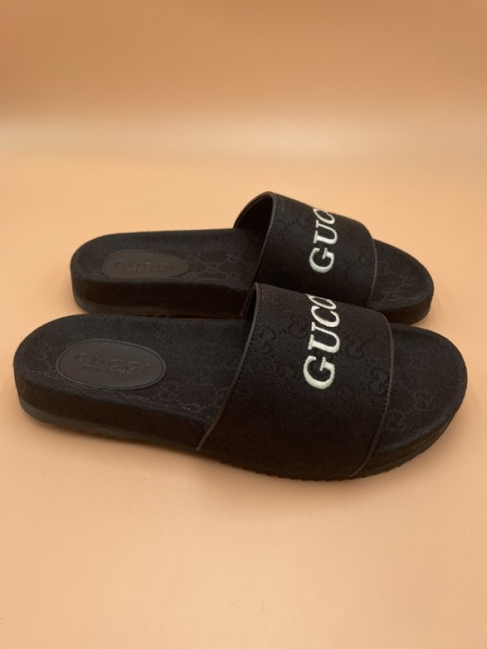 G*u*i slippers