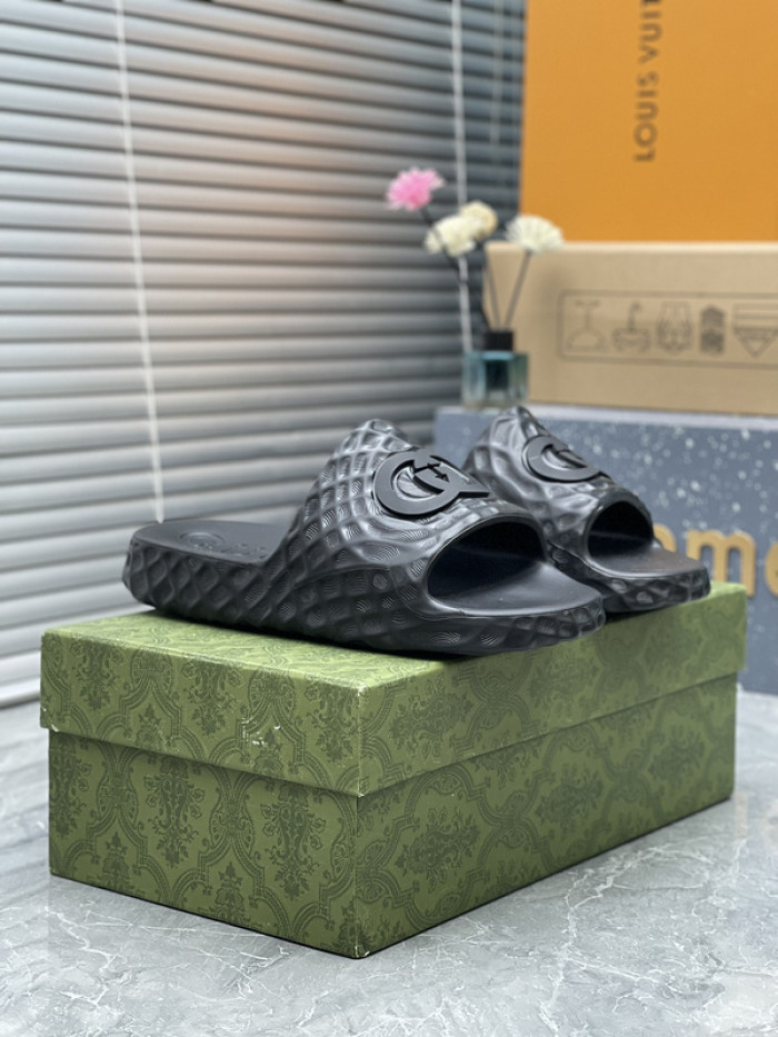 GUC* SLIPPERS DR258-075