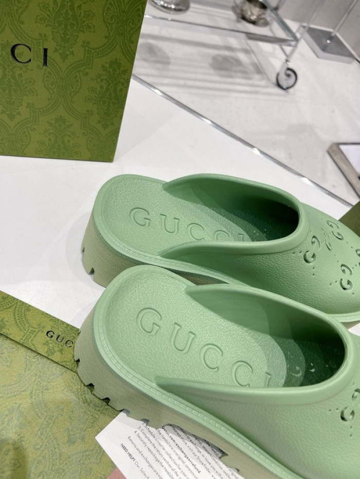 G*u*i slippers